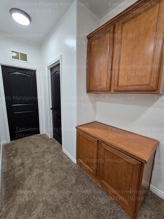 Building Photo - 3 bedroom/ 2.5 bathroom 2 story home.