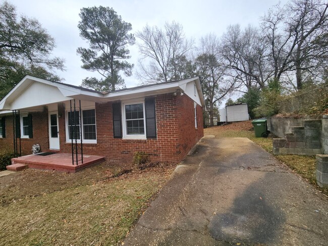 Building Photo - 4 Bedroom 2 Bath East Columbus