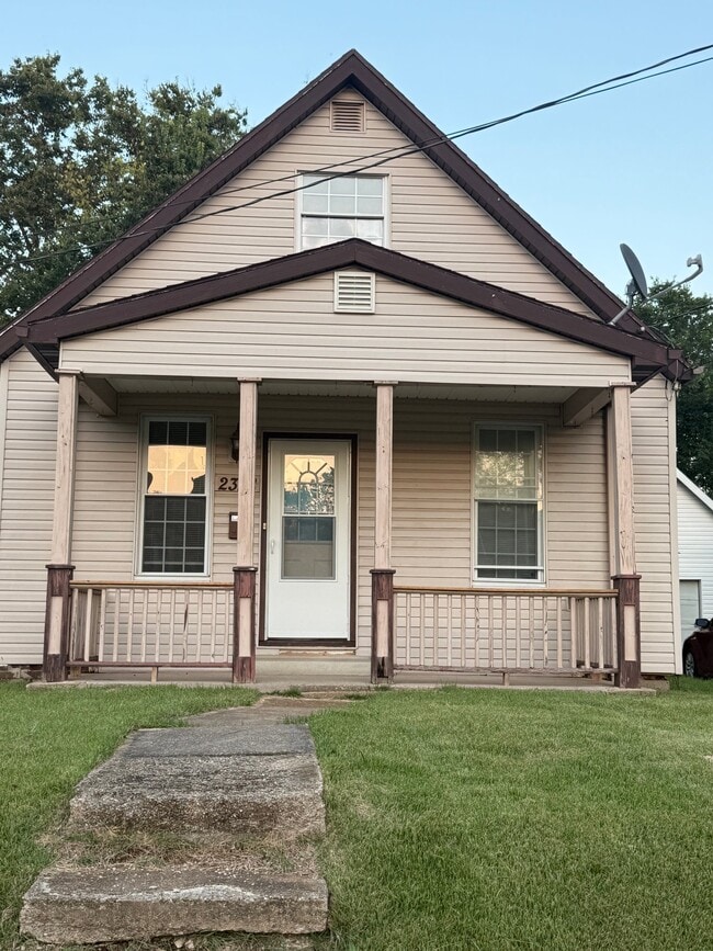 Building Photo - 2328 N Ellis St