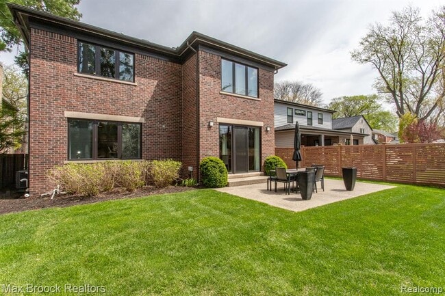 Building Photo - 25925 York Rd