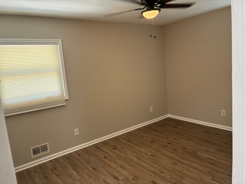 Building Photo - Room in House on Reba Rd