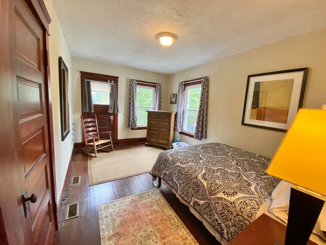 Building Photo - 1520 Maple Rd