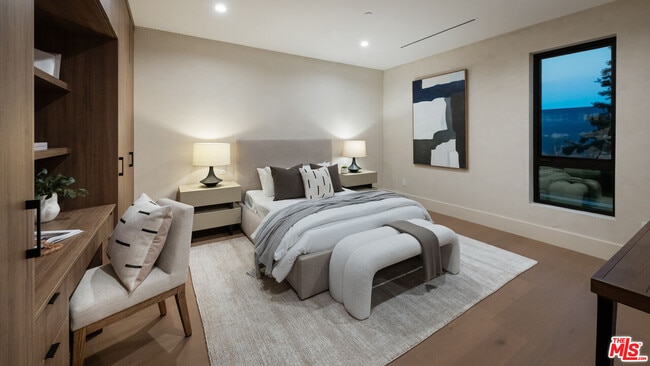 Building Photo - 565 Toyopa Dr