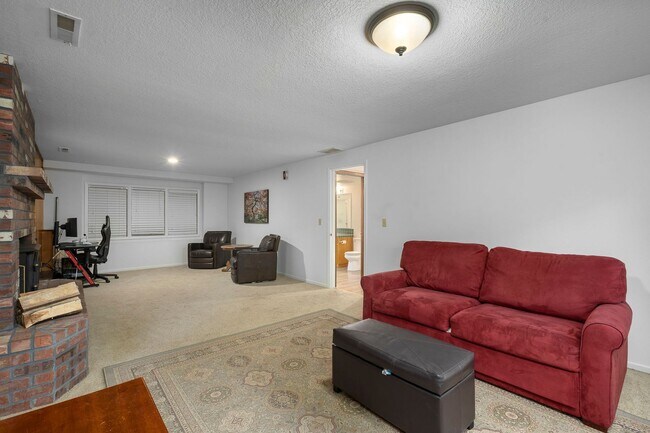 Building Photo - Beautiful 3 bedroom home in Lake Oswego!
