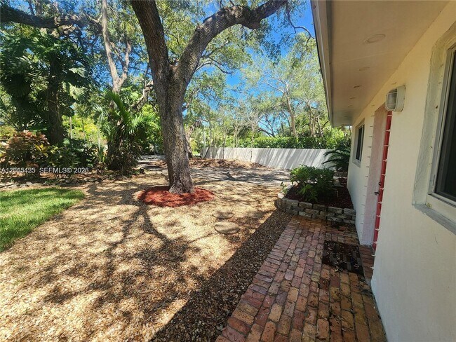 Building Photo - 16575 Old Cutler Rd