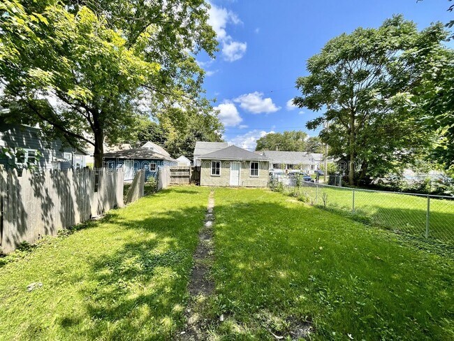 Building Photo - 429 Carrier St NE