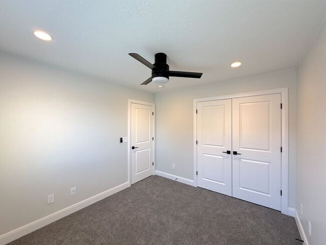 Building Photo - 4 bed, 2.5 bath duplex w/2 car garage