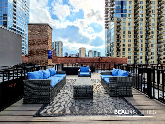 Building Photo - 1220 N La Salle Dr