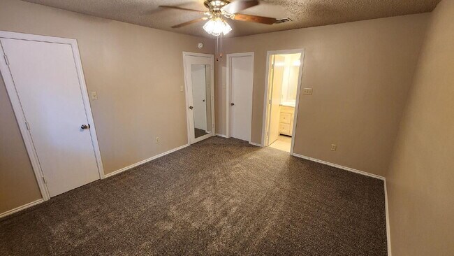 Building Photo - Half off first full month's rent/Southwest...