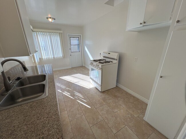 Building Photo - 354