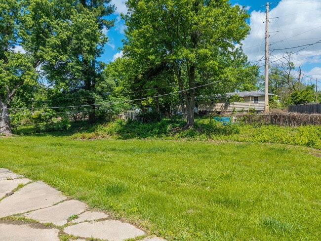 Building Photo - 2601 E Oakbrook Dr