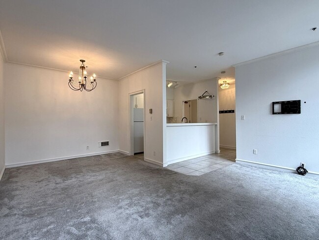 Building Photo - Top Floor Condo in Nob Hill