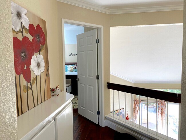 Building Photo - Beautiful End Unit Townhome in Fantastic A...