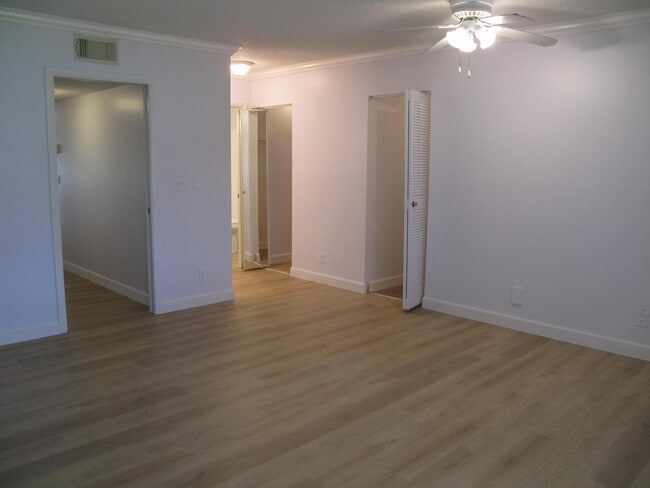 Building Photo - 1102 North Dr