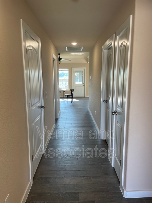 Building Photo - 463 Barbet Dr