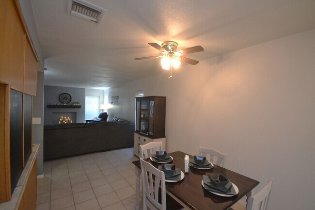Building Photo - 3 bedroom, Fully Furnished Home