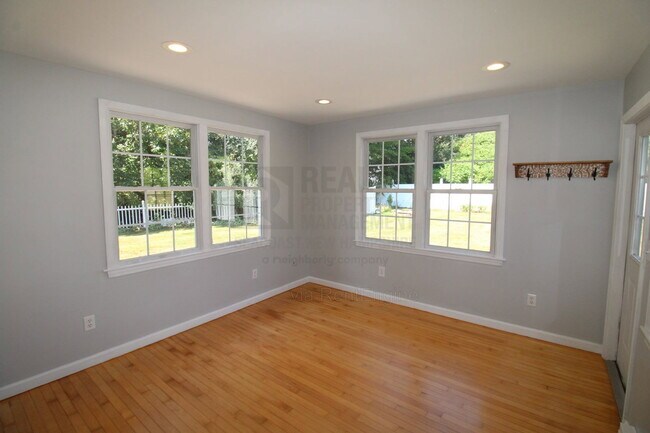 Building Photo - 4 Robin Ln
