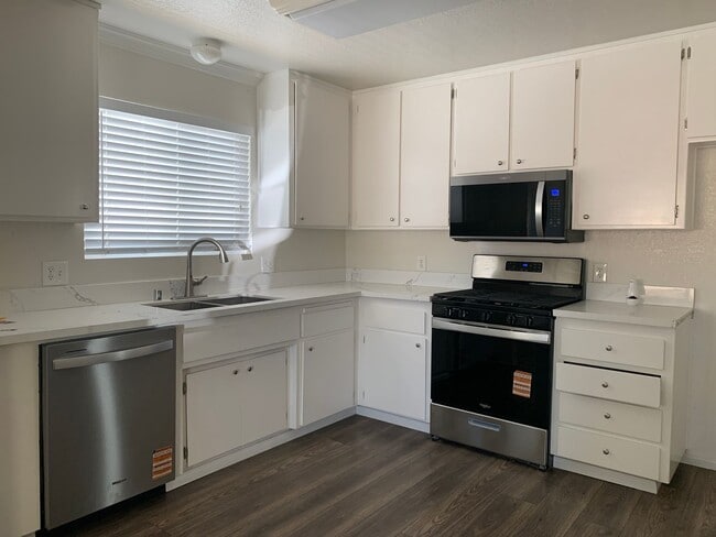 Building Photo - 3 Bed 2 bath House in City of Tehachapi!