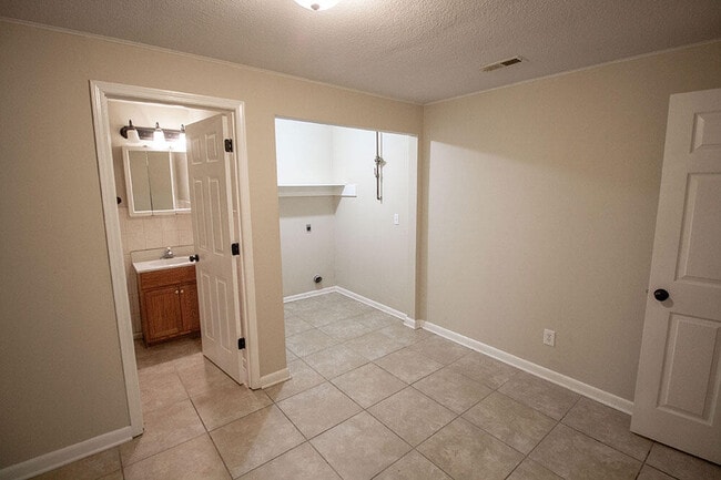 Building Photo - 1329 Valley Creek Ln