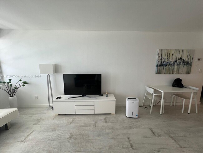 Building Photo - 100 Lincoln Rd