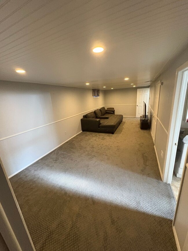 Building Photo - Charming 2BR House in Aurora (Utilities an...