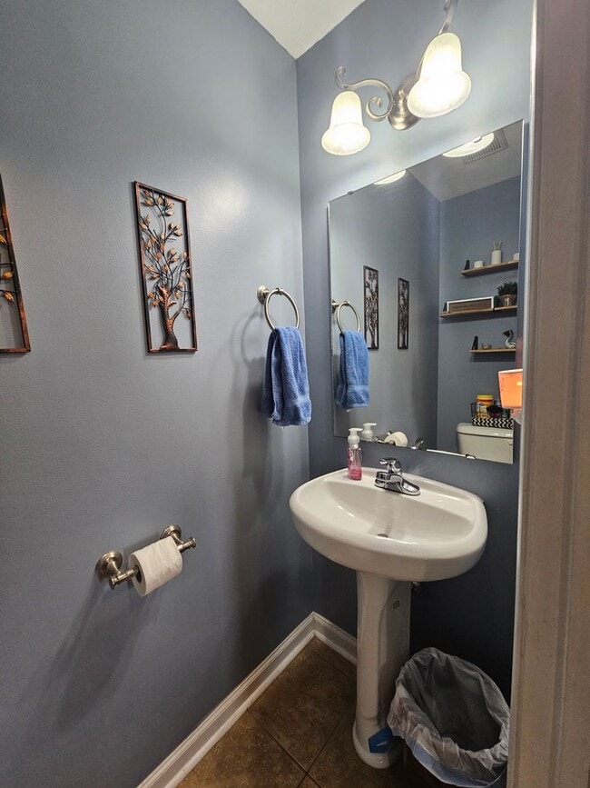 Building Photo - Two-Story Home Located in Lexington Planta...