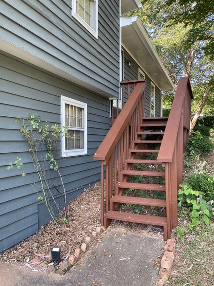 Building Photo - 520 Freestone Dr