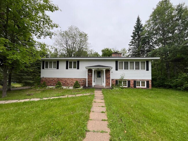Building Photo - Lakeside 5 Bedroom 3 Bath Home Available N...