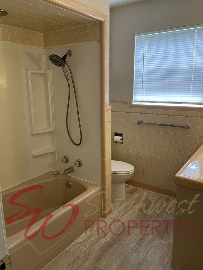 Building Photo - Lovely 3 bedroom home in established, quiet neighborhood