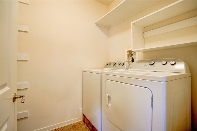 Building Photo - 5196 Sassafras Dr