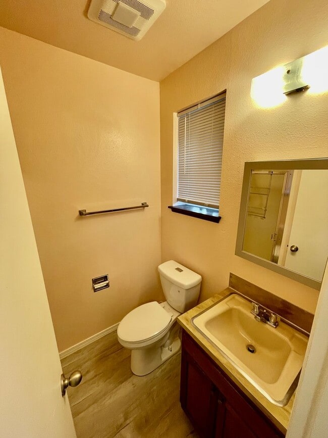 Building Photo - One Bedroom ADU in Broadview!