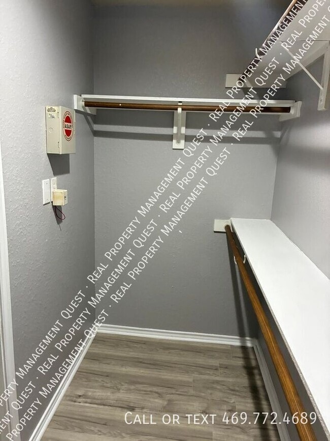 Building Photo - 611 Oriole Blvd