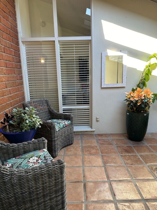 Building Photo - 303 Esplanade