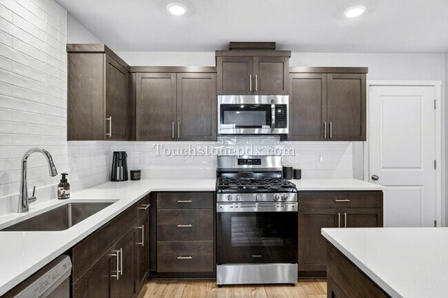 Building Photo - Recently Built Woodburn Townhome Featuring A/C