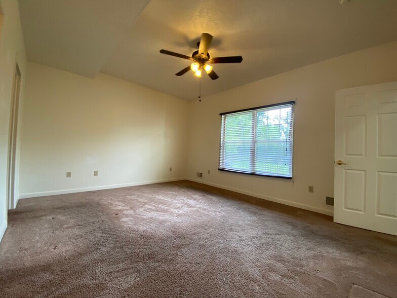 Building Photo - 106 Amber Ln