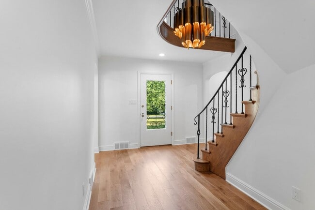 Building Photo - Elegant Fox Chapel 4-Bedroom, 3.5-Bath Home