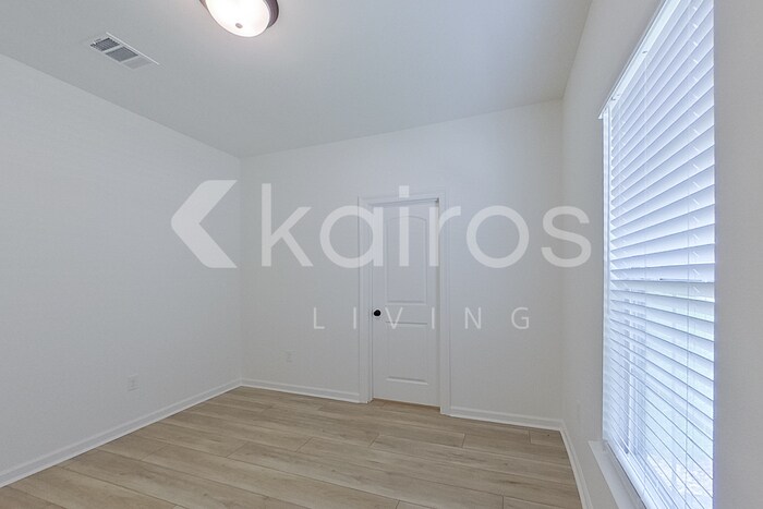 Building Photo - 104 Rainfall Ln