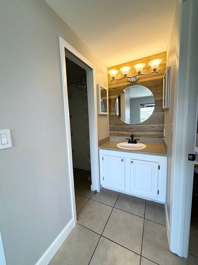 Building Photo - Newly Remodeled 3/2 with Pool