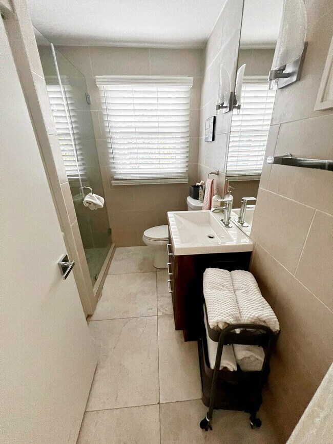 Building Photo - 835 NE 21st Dr