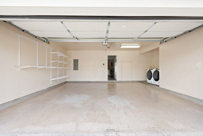 Building Photo - Welcome to this bright and inviting 3 bedroom