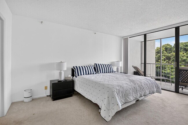Building Photo - 6895 Willow Wood Dr