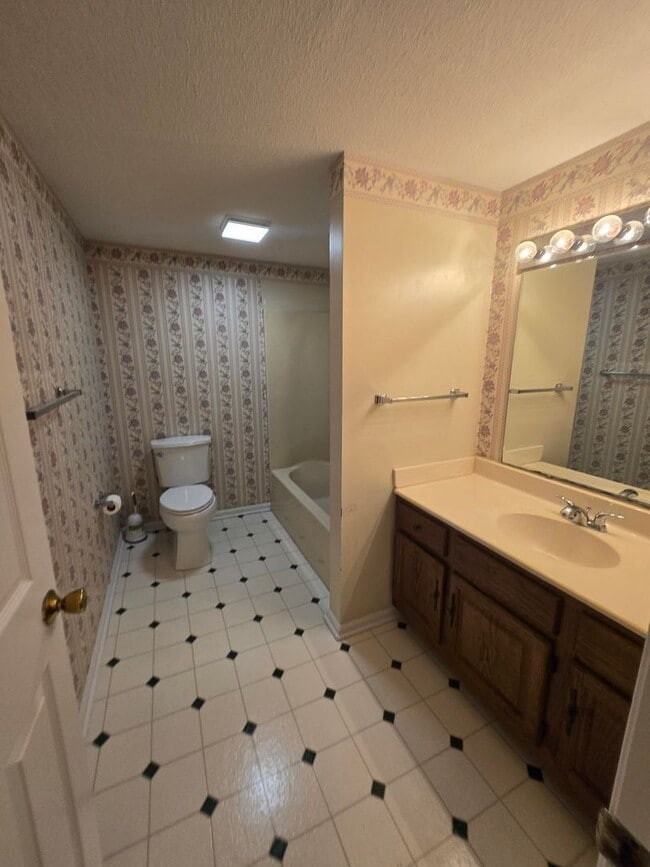 Building Photo - **Charming 3-Bed, 2-Bath Duplex Apartment with Spacious Garage and Large Back Porch**