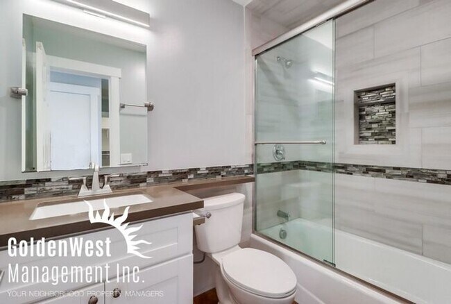 Building Photo - Charming 3Bdm 2.5Ba Townhome in the Claire...