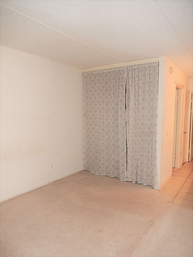 Building Photo - Charming 1 Bedroom 1 Bathroom Condo In Much Sought After EOS-21