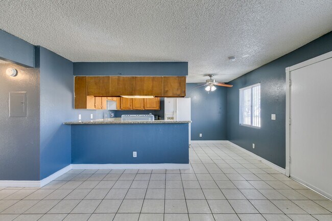 Building Photo - Charming 2-Bedroom Unit in a Well-Maintained 4-Plex!