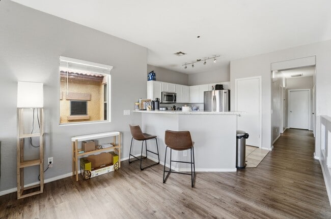 Building Photo - Bright 3-Bed Townhouse in Quiet Gated Community Near ASU