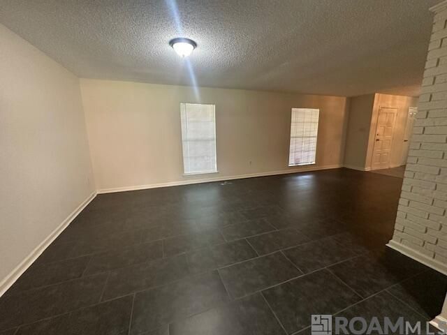 Building Photo - 5017 Parkoaks Dr