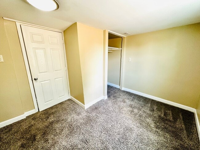 Building Photo - Updated FOUR bedroom home in South Louisville