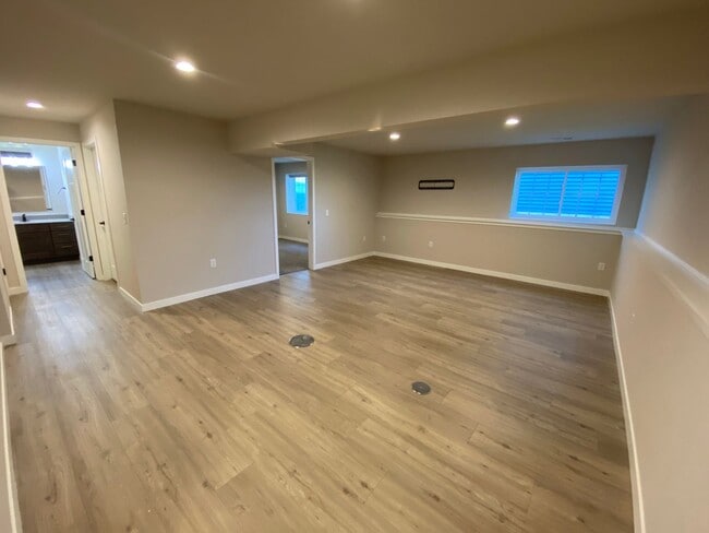 Building Photo - 4 bed, 3.5 Bath Single Family Home (Middle...