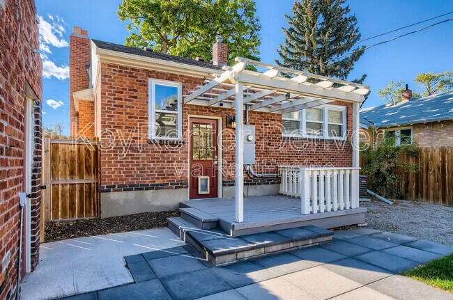 Building Photo - 1418 Roslyn St